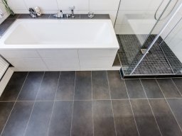 Bad, modern. schwarz-weis