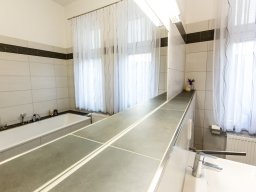 Bad, modern. schwarz-weis