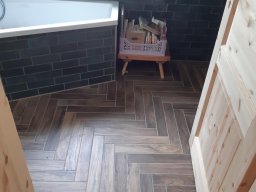 Fliesen in Holzoptik und Fischgrätenverband