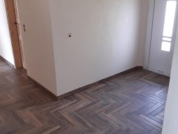 Fliesen in Holzoptik und Fischgrätenverband