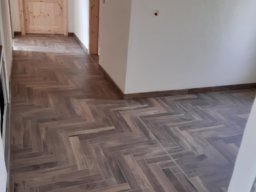 Fliesen in Holzoptik und Fischgrätenverband