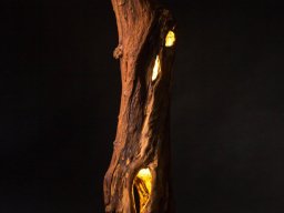 Kunstvolles Beleuchtungsobjekt als Baumstamm