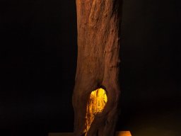 Kunstvolles Beleuchtungsobjekt als Baumstamm