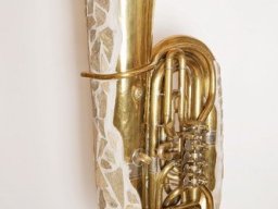 Leuchter aus Blasinstrumenten