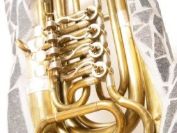 Leuchter aus Blasinstrumenten