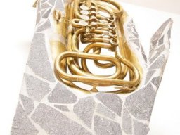 Leuchter aus Blasinstrumenten