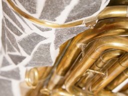 Leuchter aus Blasinstrumenten