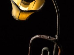 Schreibtischleuchte aus antiker Trompete