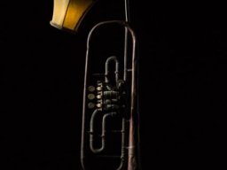 Schreibtischleuchte aus antiker Trompete