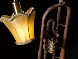 Schreibtischleuchte aus antiker Trompete