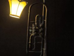 Schreibtischleuchte aus antiker Trompete